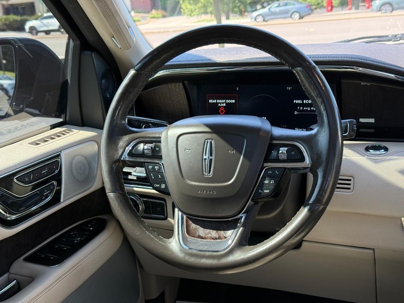 Lincoln Navigator Vehicle Full-screen Gallery Image 13