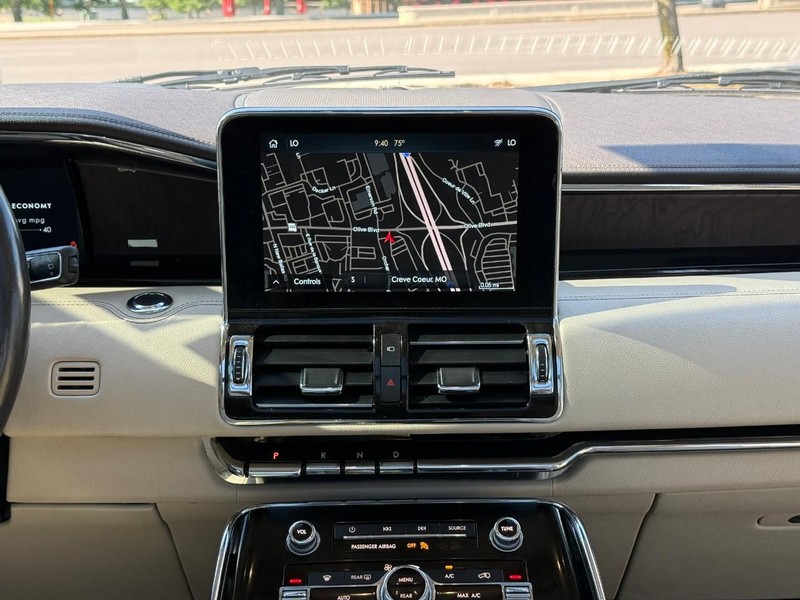 Lincoln Navigator Vehicle Full-screen Gallery Image 14