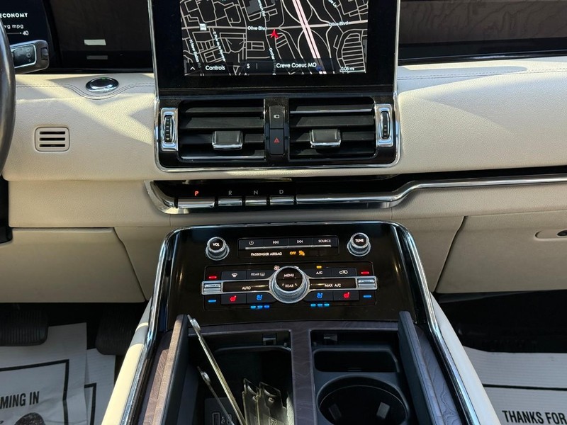 Lincoln Navigator Vehicle Full-screen Gallery Image 15