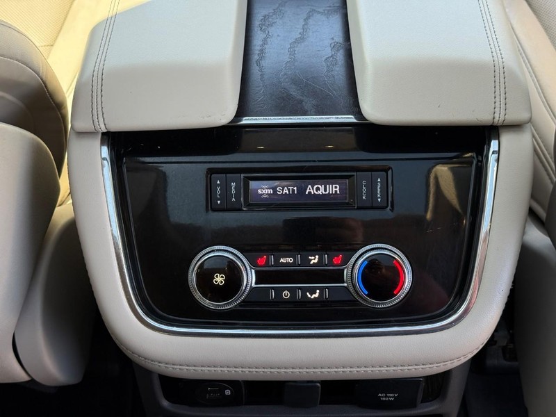 Lincoln Navigator Vehicle Full-screen Gallery Image 16