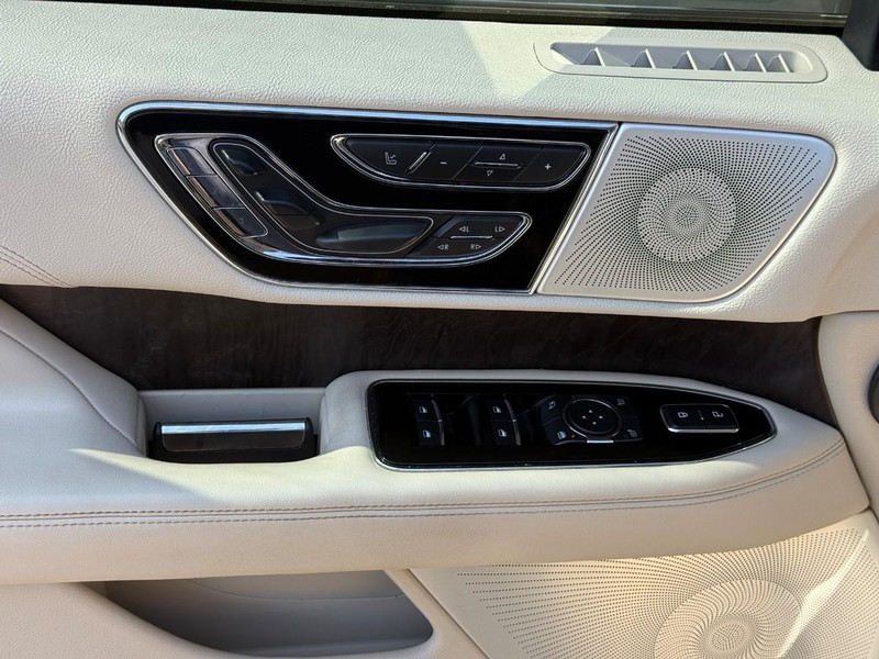 Lincoln Navigator Vehicle Full-screen Gallery Image 17