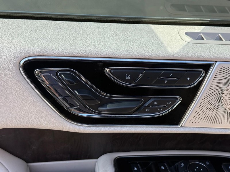 Lincoln Navigator Vehicle Full-screen Gallery Image 18
