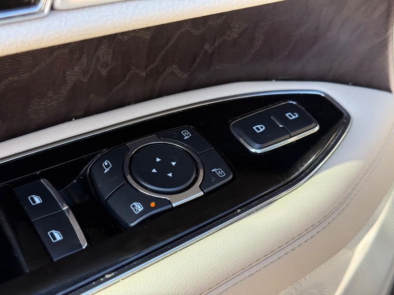 Lincoln Navigator Vehicle Full-screen Gallery Image 19