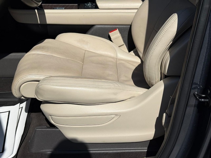 Lincoln Navigator Vehicle Full-screen Gallery Image 20