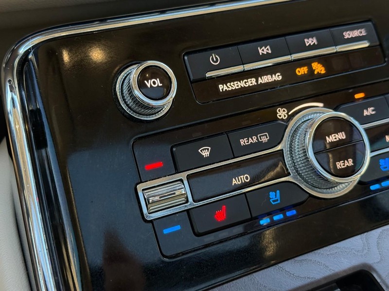 Lincoln Navigator Vehicle Full-screen Gallery Image 21