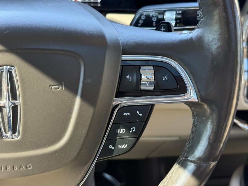 Lincoln Navigator Vehicle Full-screen Gallery Image 22