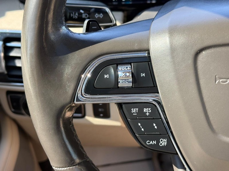 Lincoln Navigator Vehicle Full-screen Gallery Image 23