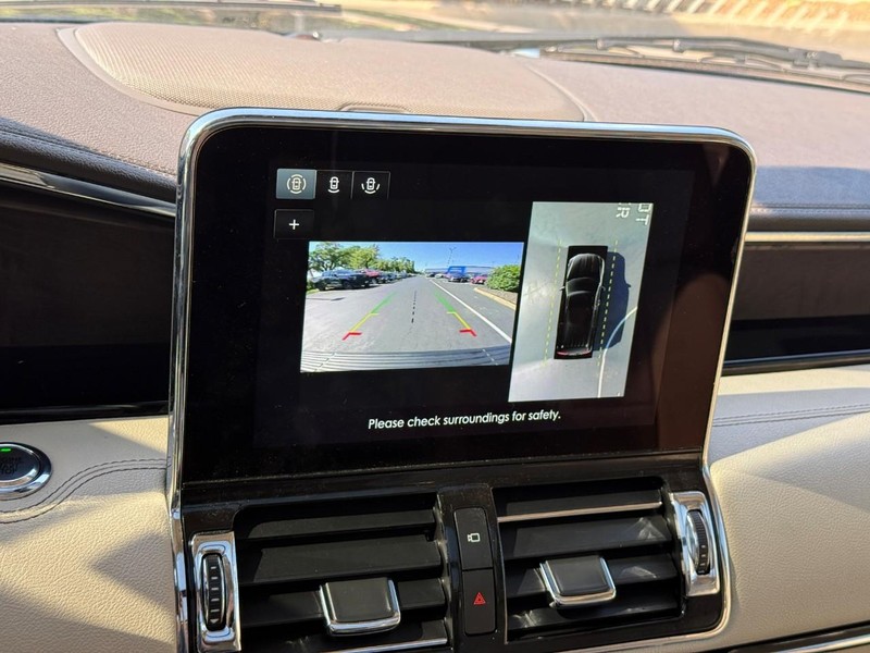 Lincoln Navigator Vehicle Full-screen Gallery Image 24