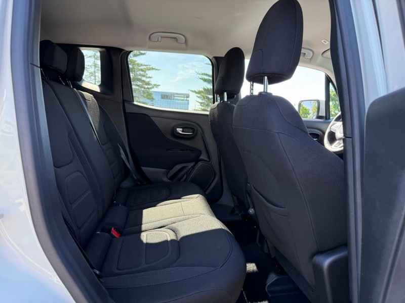 Jeep Renegade Vehicle Full-screen Gallery Image 11