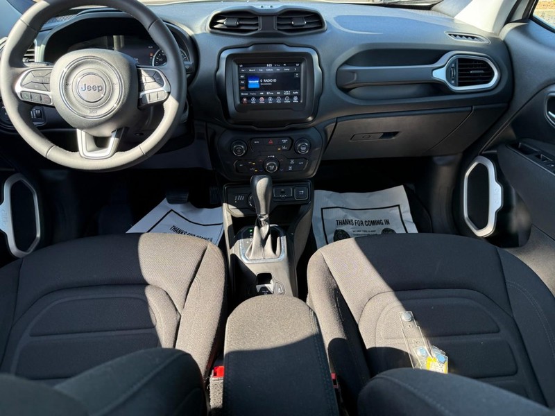 Jeep Renegade Vehicle Full-screen Gallery Image 12