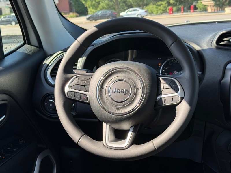 Jeep Renegade Vehicle Full-screen Gallery Image 13