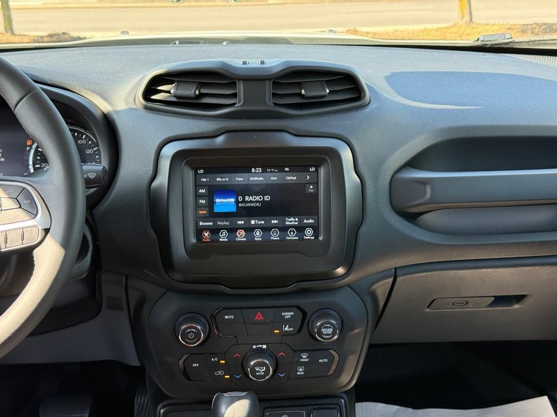 Jeep Renegade Vehicle Full-screen Gallery Image 14