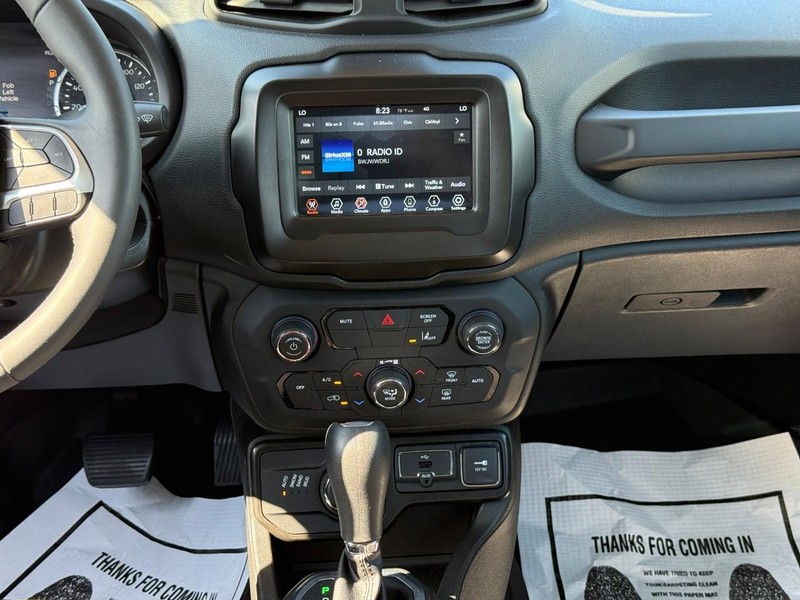 Jeep Renegade Vehicle Full-screen Gallery Image 15