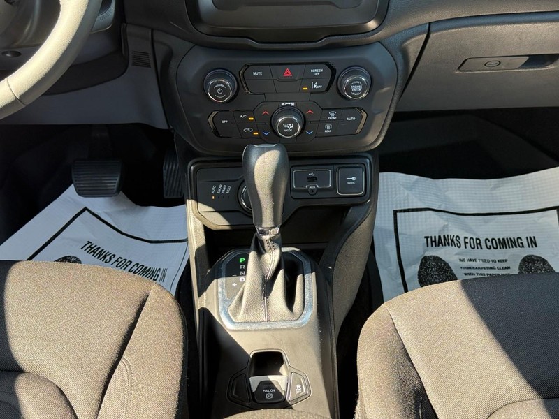 Jeep Renegade Vehicle Full-screen Gallery Image 16
