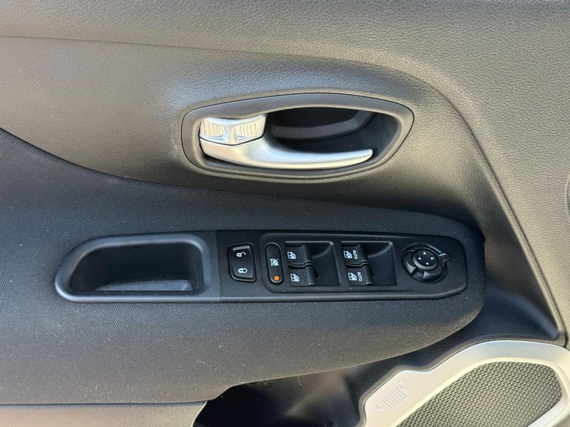 Jeep Renegade Vehicle Full-screen Gallery Image 17