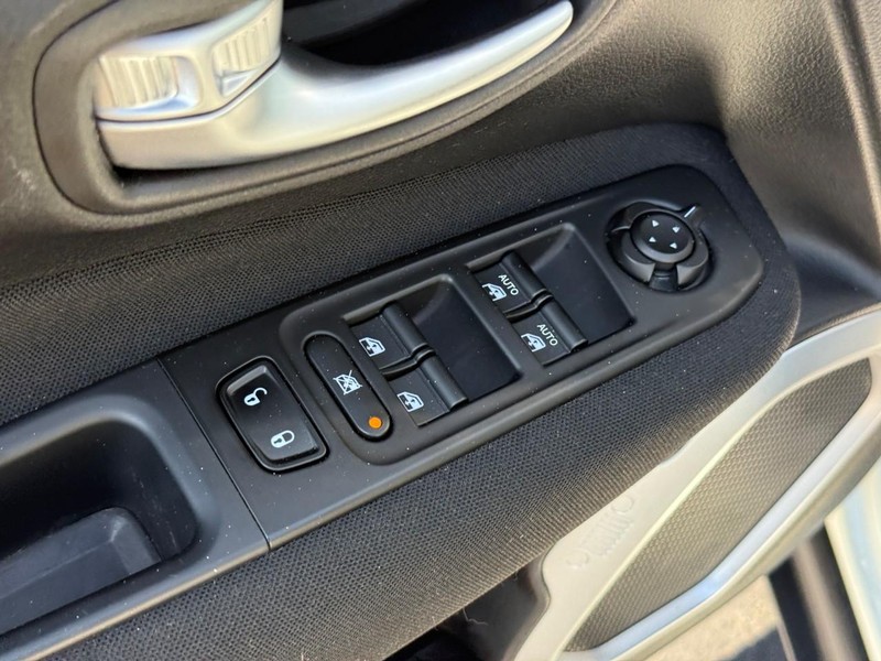Jeep Renegade Vehicle Full-screen Gallery Image 18