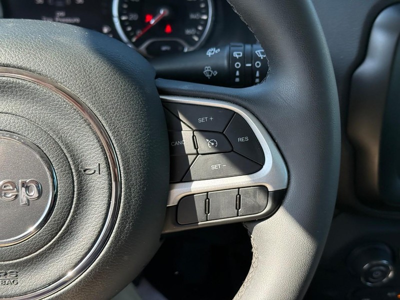 Jeep Renegade Vehicle Full-screen Gallery Image 22