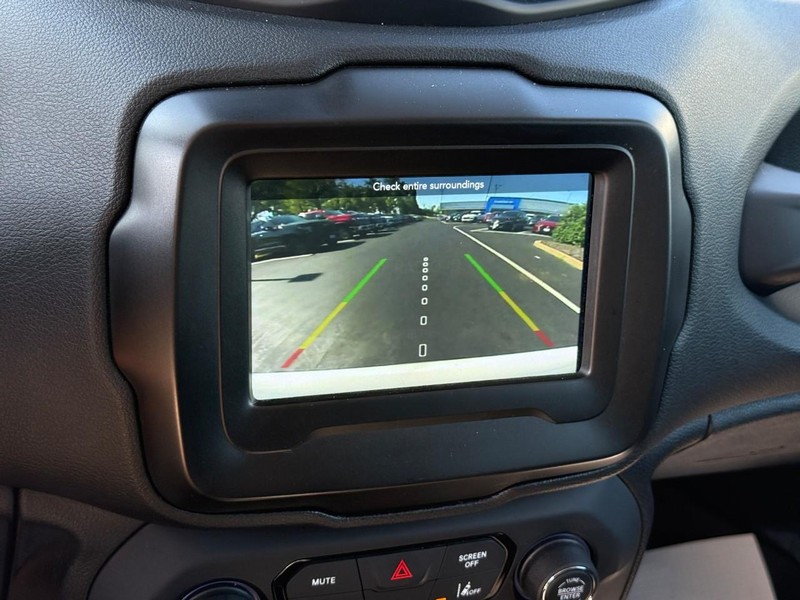 Jeep Renegade Vehicle Full-screen Gallery Image 24