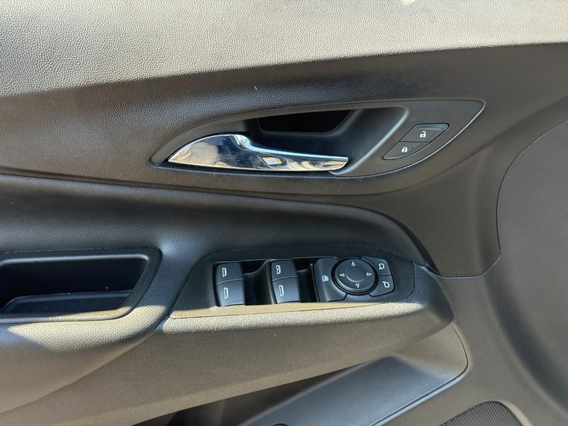 Chevrolet Equinox Vehicle Full-screen Gallery Image 16