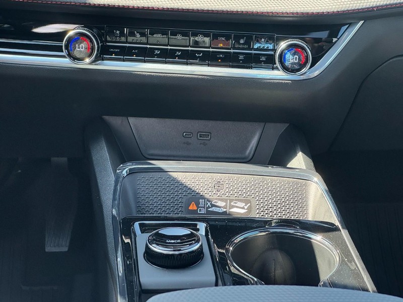 Chevrolet Equinox Vehicle Full-screen Gallery Image 10