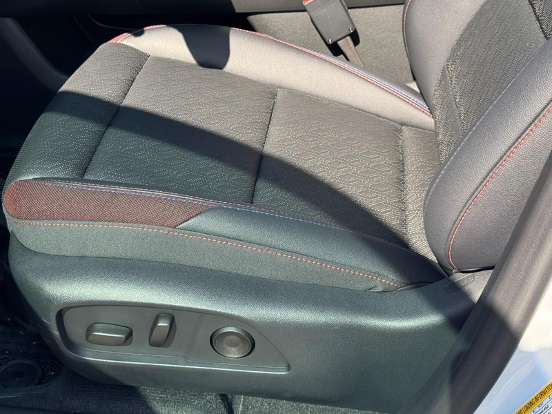 Chevrolet Equinox Vehicle Full-screen Gallery Image 12