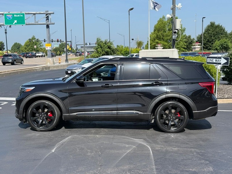 Ford Explorer Vehicle Full-screen Gallery Image 2
