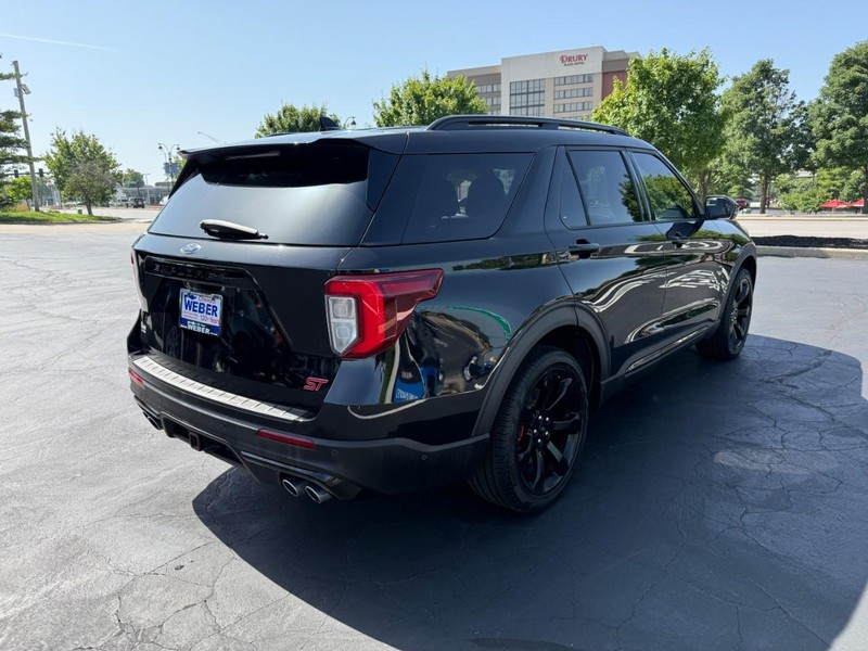 Ford Explorer Vehicle Full-screen Gallery Image 8