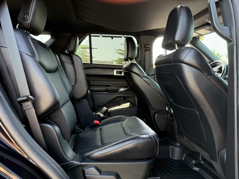 Ford Explorer Vehicle Full-screen Gallery Image 11