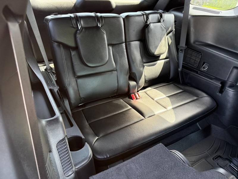 Ford Explorer Vehicle Full-screen Gallery Image 12