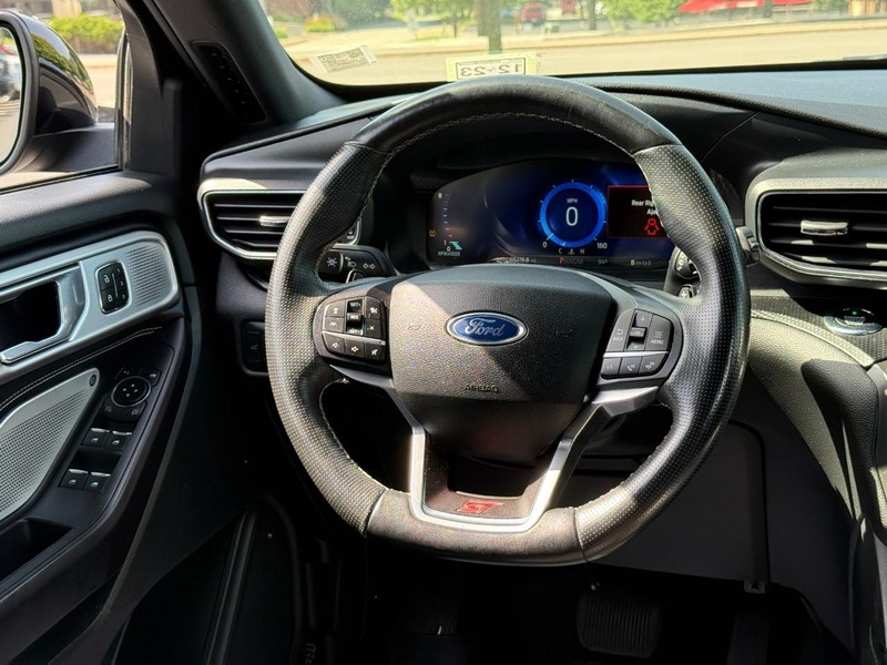 Ford Explorer Vehicle Full-screen Gallery Image 14