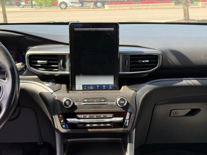 Ford Explorer Vehicle Full-screen Gallery Image 15