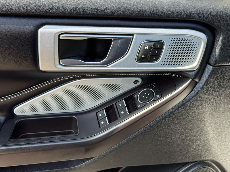 Ford Explorer Vehicle Full-screen Gallery Image 17