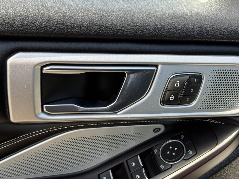 Ford Explorer Vehicle Full-screen Gallery Image 18
