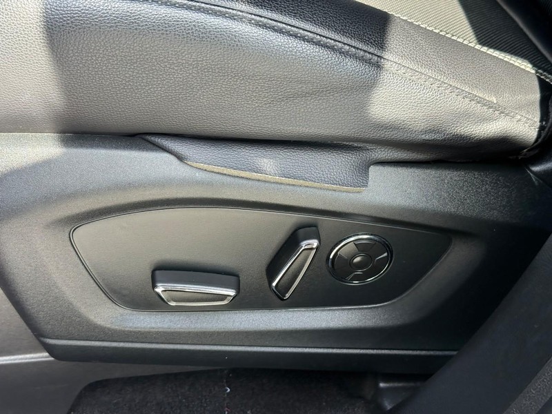 Ford Explorer Vehicle Full-screen Gallery Image 20