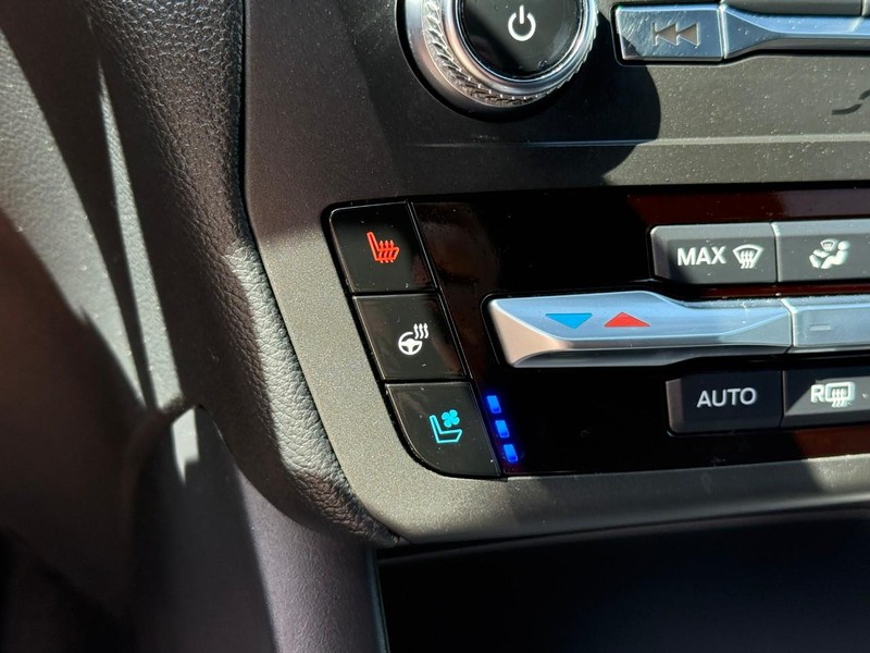 Ford Explorer Vehicle Full-screen Gallery Image 25