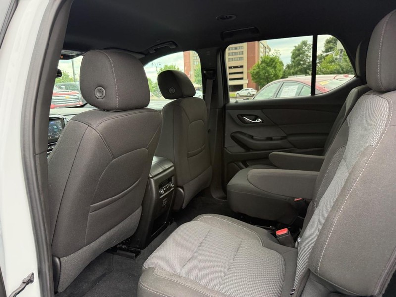 Chevrolet Traverse Vehicle Full-screen Gallery Image 12