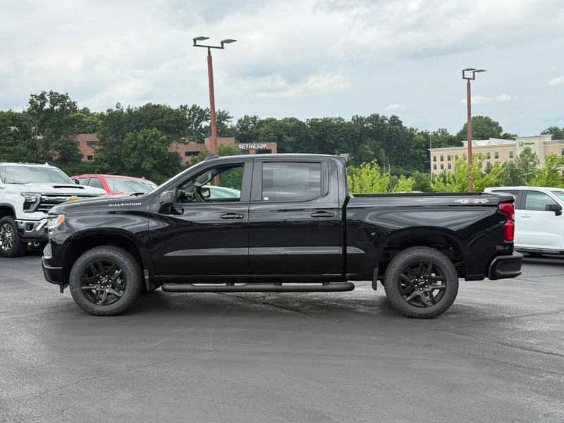 Chevrolet Silverado 1500 Vehicle Full-screen Gallery Image 2