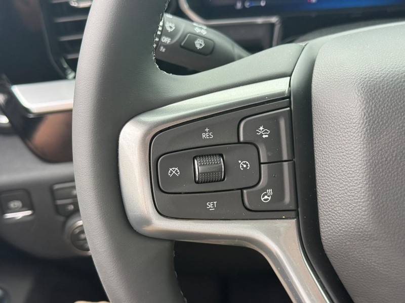 Chevrolet Silverado 1500 Vehicle Full-screen Gallery Image 14