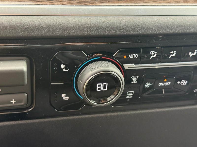 Chevrolet Silverado 1500 Vehicle Full-screen Gallery Image 16