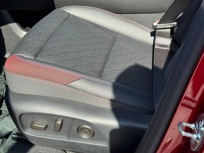 Chevrolet Equinox Vehicle Full-screen Gallery Image 12