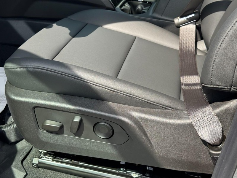 Chevrolet Colorado Vehicle Full-screen Gallery Image 11