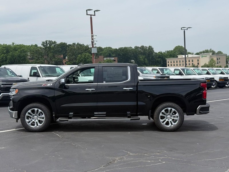 Chevrolet Silverado 1500 Vehicle Full-screen Gallery Image 2