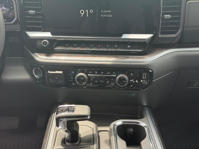 Chevrolet Silverado 1500 Vehicle Full-screen Gallery Image 9