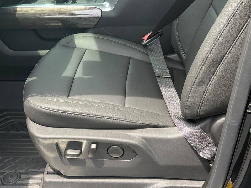 Chevrolet Silverado 1500 Vehicle Full-screen Gallery Image 12
