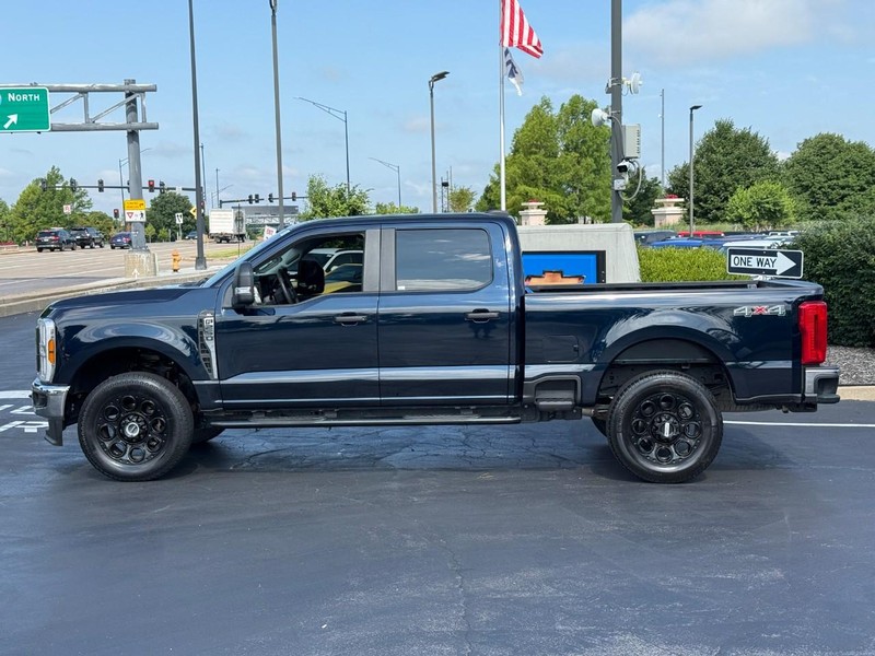 Ford Super Duty F-250 SRW Vehicle Full-screen Gallery Image 2
