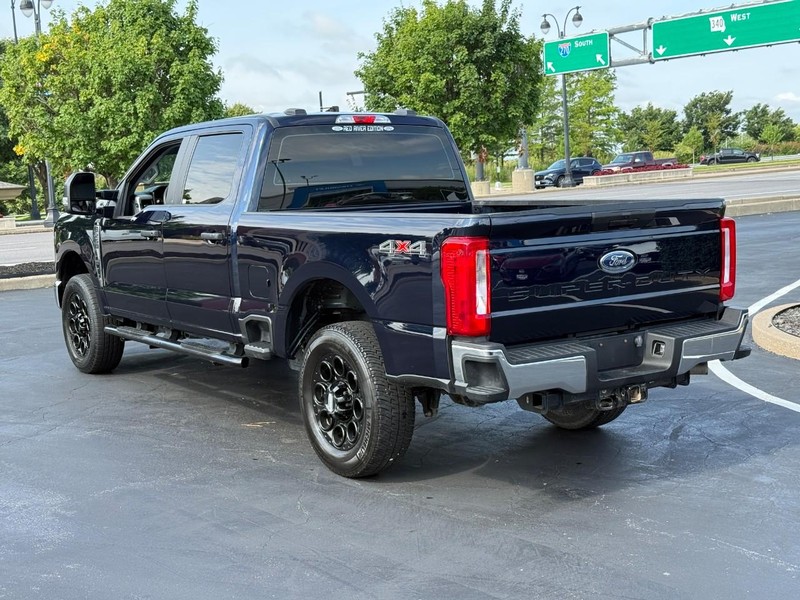 Ford Super Duty F-250 SRW Vehicle Full-screen Gallery Image 3