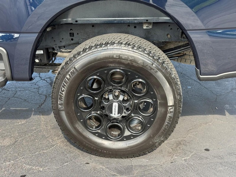 Ford Super Duty F-250 SRW Vehicle Full-screen Gallery Image 4