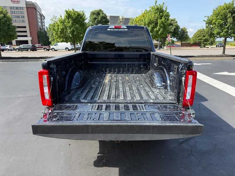 Ford Super Duty F-250 SRW Vehicle Full-screen Gallery Image 5