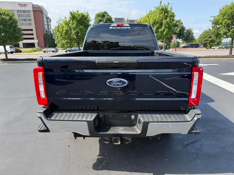 Ford Super Duty F-250 SRW Vehicle Full-screen Gallery Image 6