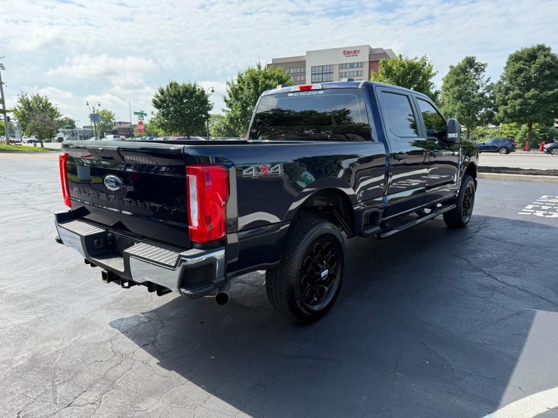 Ford Super Duty F-250 SRW Vehicle Full-screen Gallery Image 7